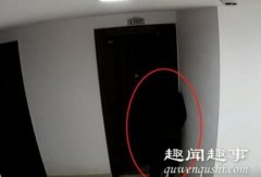 女孩醉酒凌晨回家男子一路尾随到门口 楼道监控