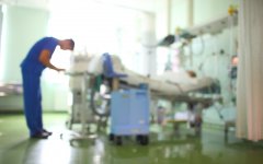 美国男子呼吸困难三次被拒绝治疗 死在医院停车场~